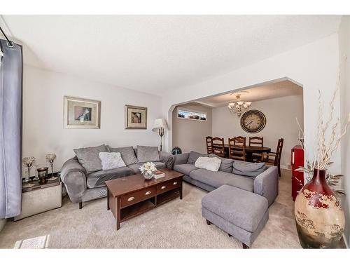 8 Strathlea Close Sw, Calgary, AB - Indoor Photo Showing Living Room