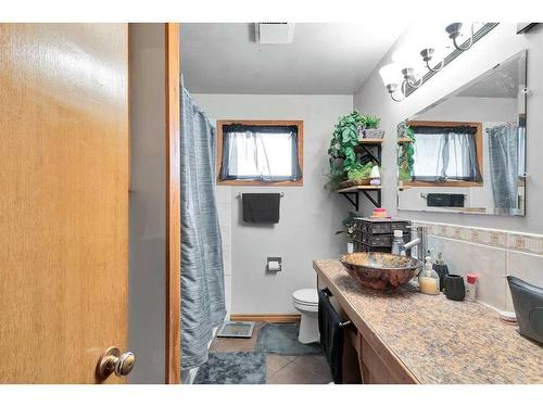 4730 49 Street, Olds, AB - Indoor Photo Showing Bathroom