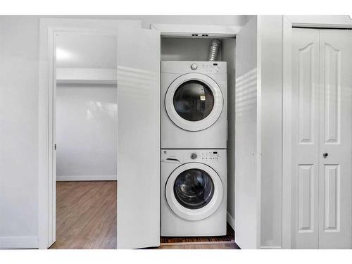 121-7210 80 Avenue Ne, Calgary, AB - Indoor Photo Showing Laundry Room