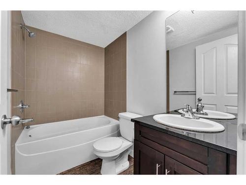 121-7210 80 Avenue Ne, Calgary, AB - Indoor Photo Showing Bathroom