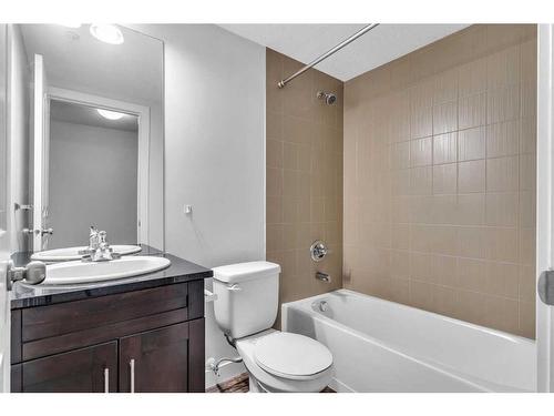 121-7210 80 Avenue Ne, Calgary, AB - Indoor Photo Showing Bathroom