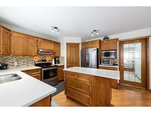 9112 Edgebrook Drive Nw, Calgary, AB - Indoor Photo Showing Kitchen With Double Sink