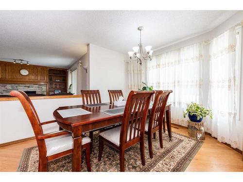 9112 Edgebrook Drive Nw, Calgary, AB - Indoor Photo Showing Dining Room