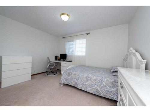 9112 Edgebrook Drive Nw, Calgary, AB - Indoor Photo Showing Bedroom