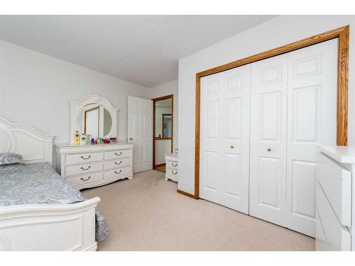 9112 Edgebrook Drive Nw, Calgary, AB - Indoor Photo Showing Bedroom