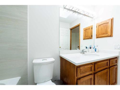 9112 Edgebrook Drive Nw, Calgary, AB - Indoor Photo Showing Bathroom
