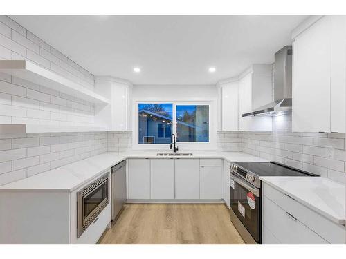 538 Midridge Drive Se, Calgary, AB - Indoor Photo Showing Kitchen With Upgraded Kitchen