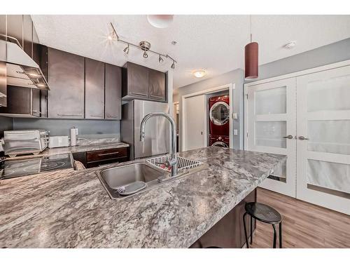 348-35 Richard Court Sw, Calgary, AB - Indoor Photo Showing Kitchen With Double Sink With Upgraded Kitchen