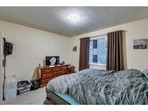 1623 21 Avenue Nw, Calgary, AB - Indoor Photo Showing Bedroom
