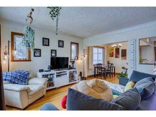 1623 21 Avenue Nw, Calgary, AB - Indoor Photo Showing Living Room