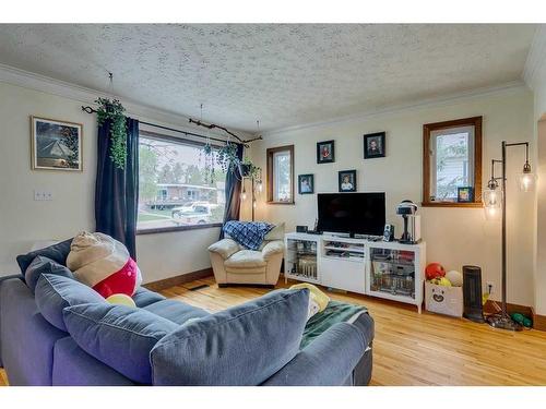 1623 21 Avenue Nw, Calgary, AB - Indoor Photo Showing Living Room