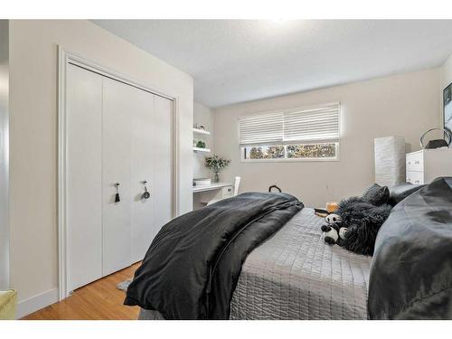3304 24 Street Nw, Calgary, AB - Indoor Photo Showing Bedroom