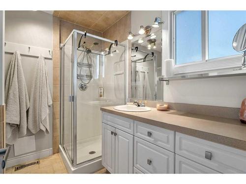 3304 24 Street Nw, Calgary, AB - Indoor Photo Showing Bathroom
