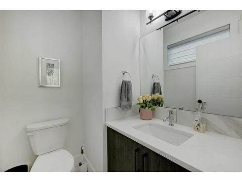 708 13 Street Ne, Calgary, AB - Indoor Photo Showing Bathroom