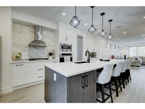 708 13 Street Ne, Calgary, AB - Indoor Photo Showing Kitchen With Upgraded Kitchen
