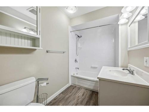 410-2520 Palliser Drive Sw, Calgary, AB - Indoor Photo Showing Bathroom