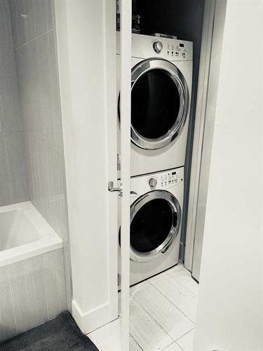3302-901 10 Avenue Sw, Calgary, AB - Indoor Photo Showing Laundry Room
