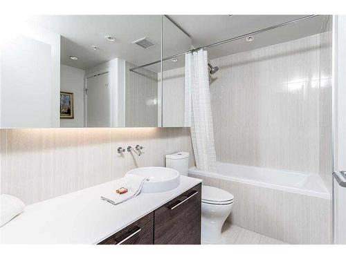 3302-901 10 Avenue Sw, Calgary, AB - Indoor Photo Showing Bathroom