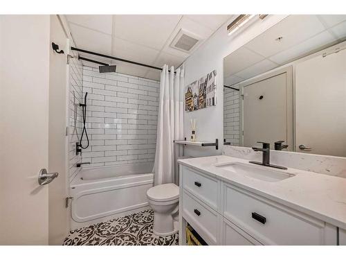 802-215 13 Avenue Sw, Calgary, AB - Indoor Photo Showing Bathroom
