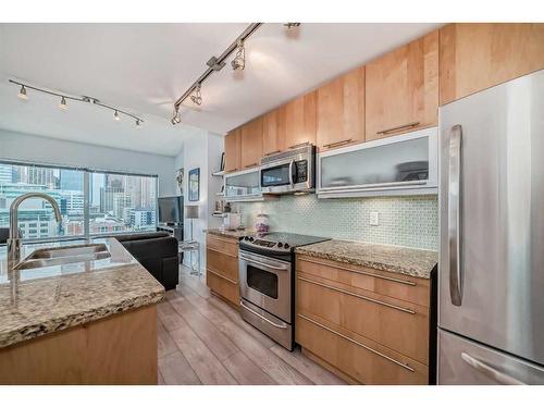802-215 13 Avenue Sw, Calgary, AB - Indoor Photo Showing Kitchen With Double Sink