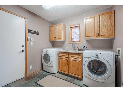 224 Hampshire Court Nw, Calgary, AB - Indoor Photo Showing Laundry Room