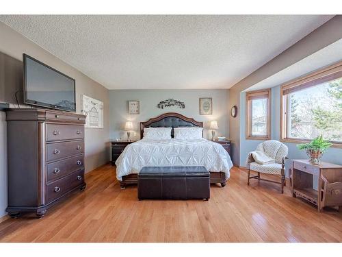 224 Hampshire Court Nw, Calgary, AB - Indoor Photo Showing Bedroom