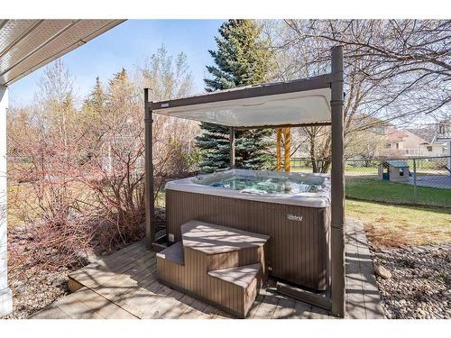224 Hampshire Court Nw, Calgary, AB - Outdoor