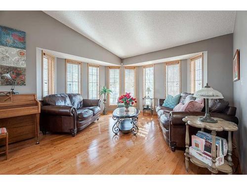 224 Hampshire Court Nw, Calgary, AB - Indoor Photo Showing Living Room