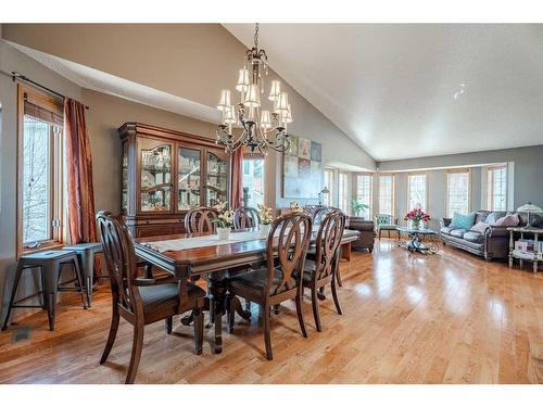 224 Hampshire Court Nw, Calgary, AB - Indoor Photo Showing Dining Room