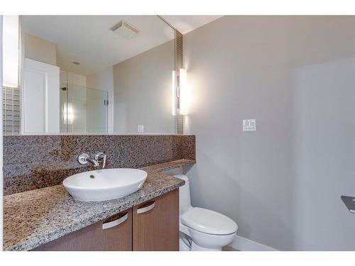 604-99 Spruce Place Sw, Calgary, AB - Indoor Photo Showing Bathroom
