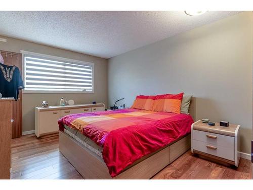 28 Templeridge Close Ne, Calgary, AB - Indoor Photo Showing Bedroom