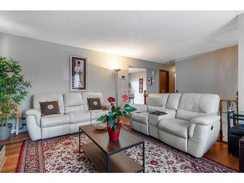 28 Templeridge Close Ne, Calgary, AB - Indoor Photo Showing Living Room