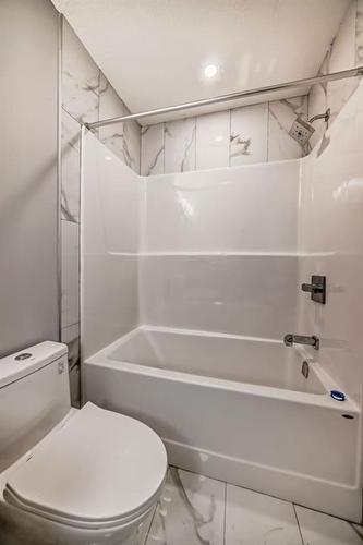 253 Midgrove Mews Sw, Airdrie, AB - Indoor Photo Showing Bathroom