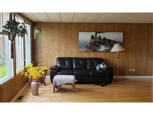 304 6 Avenue North, Champion, AB - Indoor Photo Showing Living Room