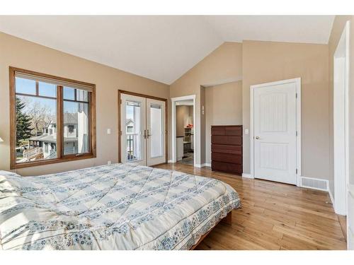 4538 Montgomery Avenue Nw, Calgary, AB - Indoor Photo Showing Bedroom