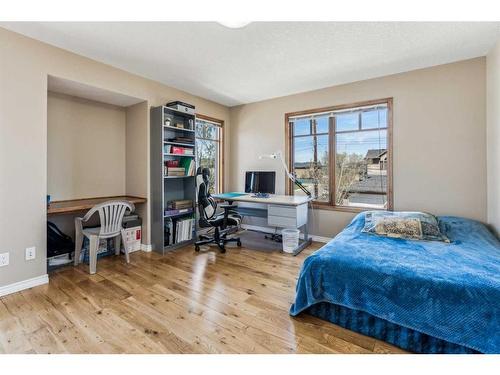 4538 Montgomery Avenue Nw, Calgary, AB - Indoor Photo Showing Bedroom