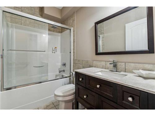 4538 Montgomery Avenue Nw, Calgary, AB - Indoor Photo Showing Bathroom