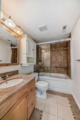 2-2415 14A Street Sw, Calgary, AB - Indoor Photo Showing Bathroom
