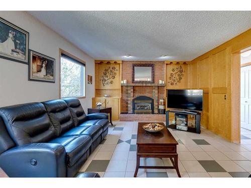 7 Bermondsey Place Nw, Calgary, AB - Indoor Photo Showing Living Room With Fireplace
