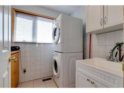 7 Bermondsey Place Nw, Calgary, AB - Indoor Photo Showing Laundry Room