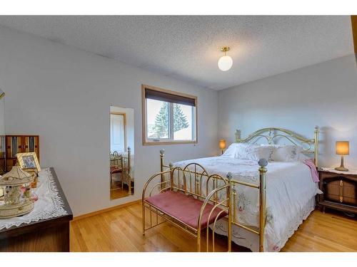 7 Bermondsey Place Nw, Calgary, AB - Indoor Photo Showing Bedroom