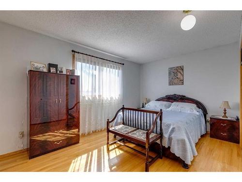 7 Bermondsey Place Nw, Calgary, AB - Indoor Photo Showing Bedroom