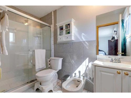 7 Bermondsey Place Nw, Calgary, AB - Indoor Photo Showing Bathroom