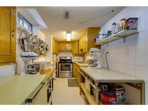 7 Bermondsey Place Nw, Calgary, AB - Indoor Photo Showing Kitchen