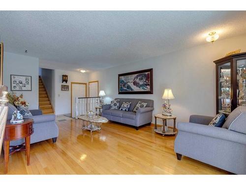 7 Bermondsey Place Nw, Calgary, AB - Indoor Photo Showing Living Room