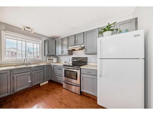 35 Templemont Drive Ne, Calgary, AB - Indoor Photo Showing Kitchen