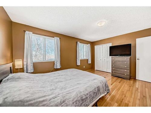 35 Templemont Drive Ne, Calgary, AB - Indoor Photo Showing Bedroom