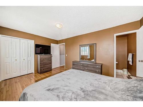 35 Templemont Drive Ne, Calgary, AB - Indoor Photo Showing Bedroom