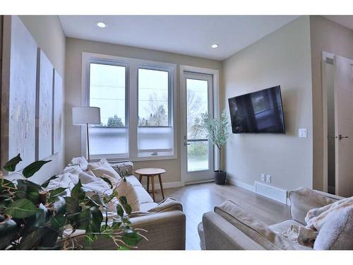4071 32 Avenue Nw, Calgary, AB - Indoor Photo Showing Living Room