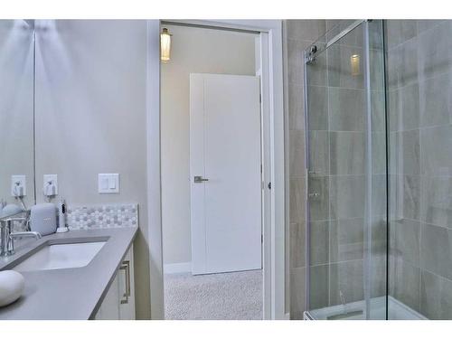 4071 32 Avenue Nw, Calgary, AB - Indoor Photo Showing Bathroom